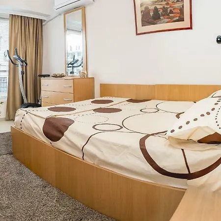 Private 2-bdr Apt. + Parking Near Lazur Stadium Апартаменты Бургас